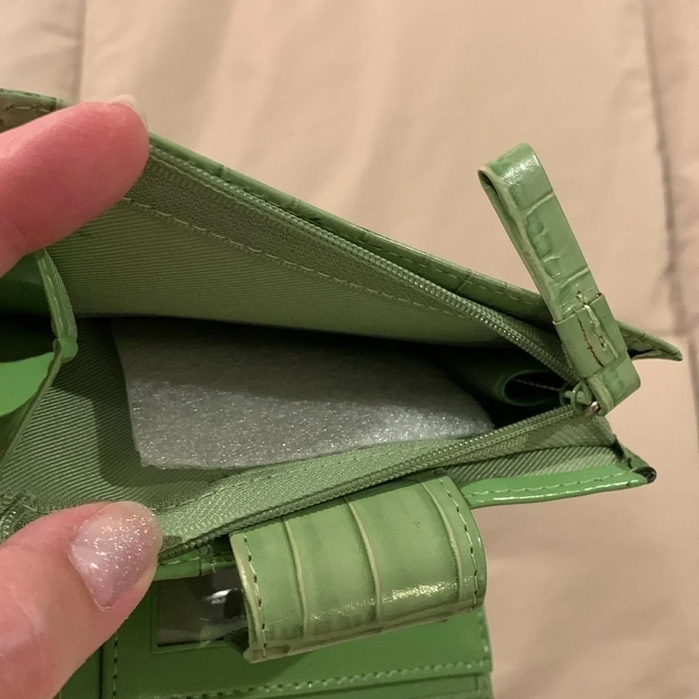 NWT w/defect.Wilson’s Bifold Wallet. Never used but has an area of cracking.‌‍‍‍